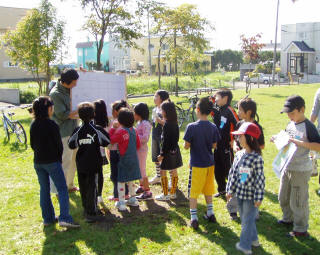 子供が参加する公園づくり 写真